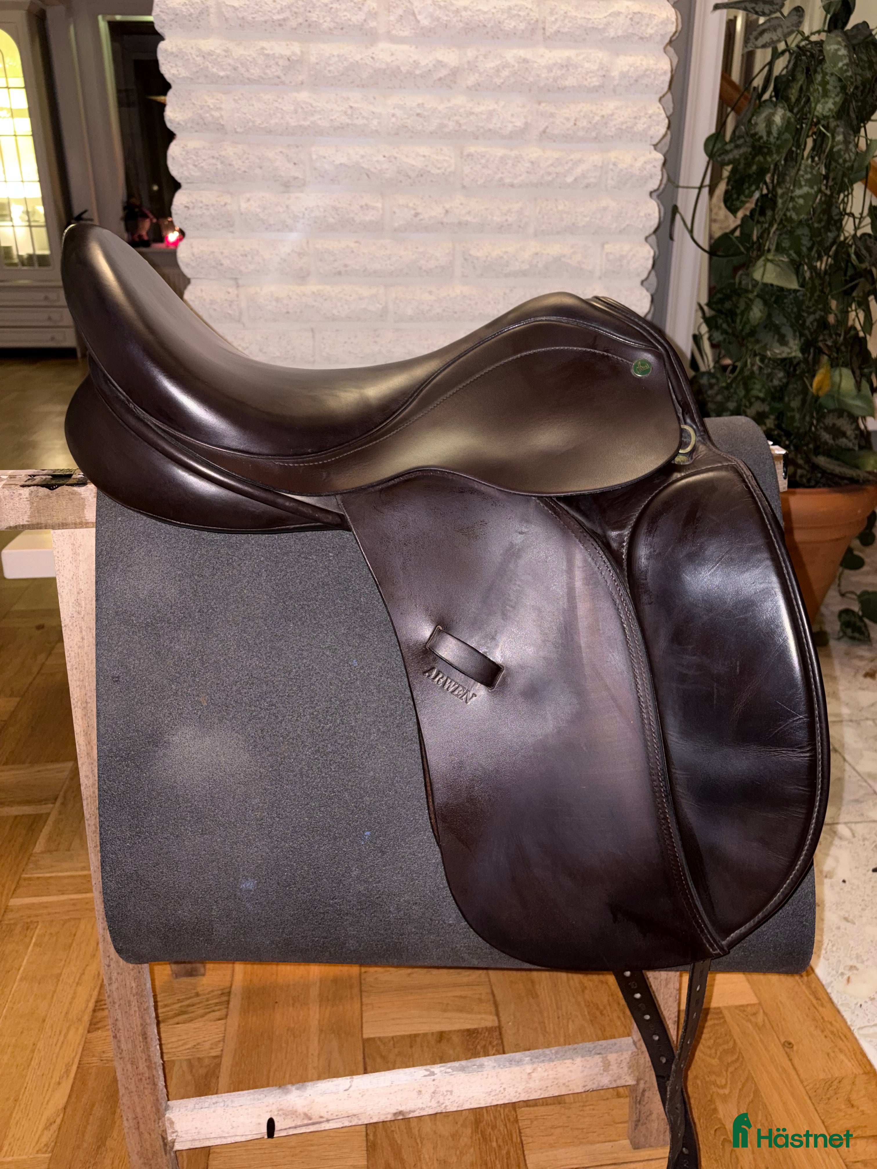 Sadlar hästutrustning till salu: Brun dressyrsadel ideal arwen i Farsta - Annons 15