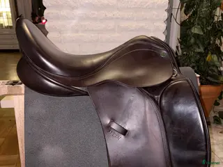 Sadlar hästutrustning Brun dressyrsadel ideal arwen i Farsta - Annons 24