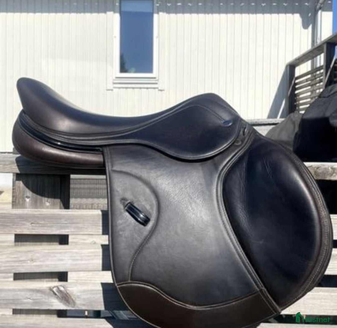 Sadlar hästutrustning till salu: Ikonic hoppsadel säljes i Bredaryd - Annons 1