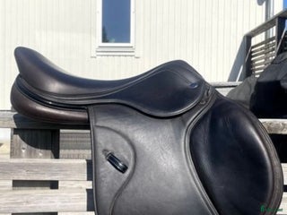Sadlar hästutrustning till salu: Ikonic hoppsadel säljes i Bredaryd - Annons 1