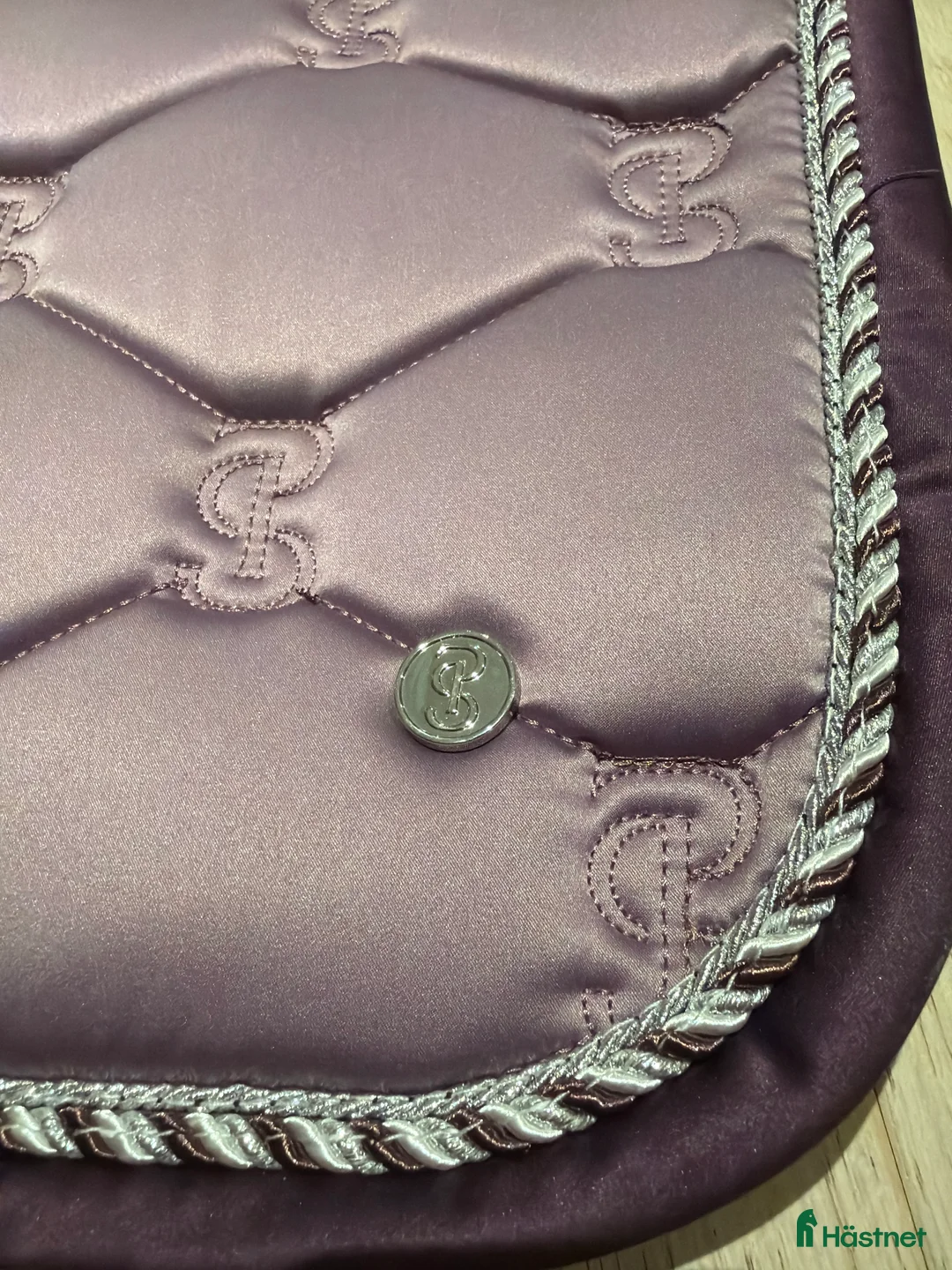 Schabrak & Vojlockar hästutrustning till salu: Lila hoppschabrak PS of Sweden i Skattkärr - Annons 5