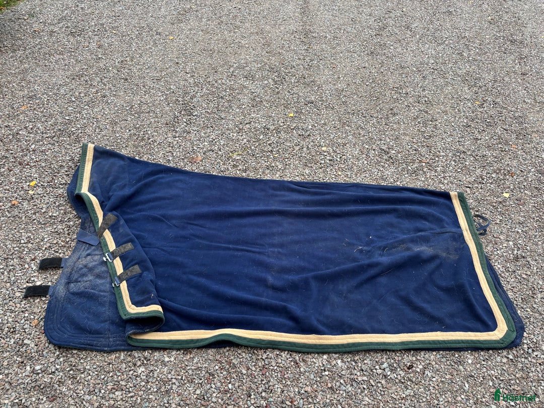 Täcken hästutrustning till salu: Fleece täcke XL i Sollerön - Annons 1