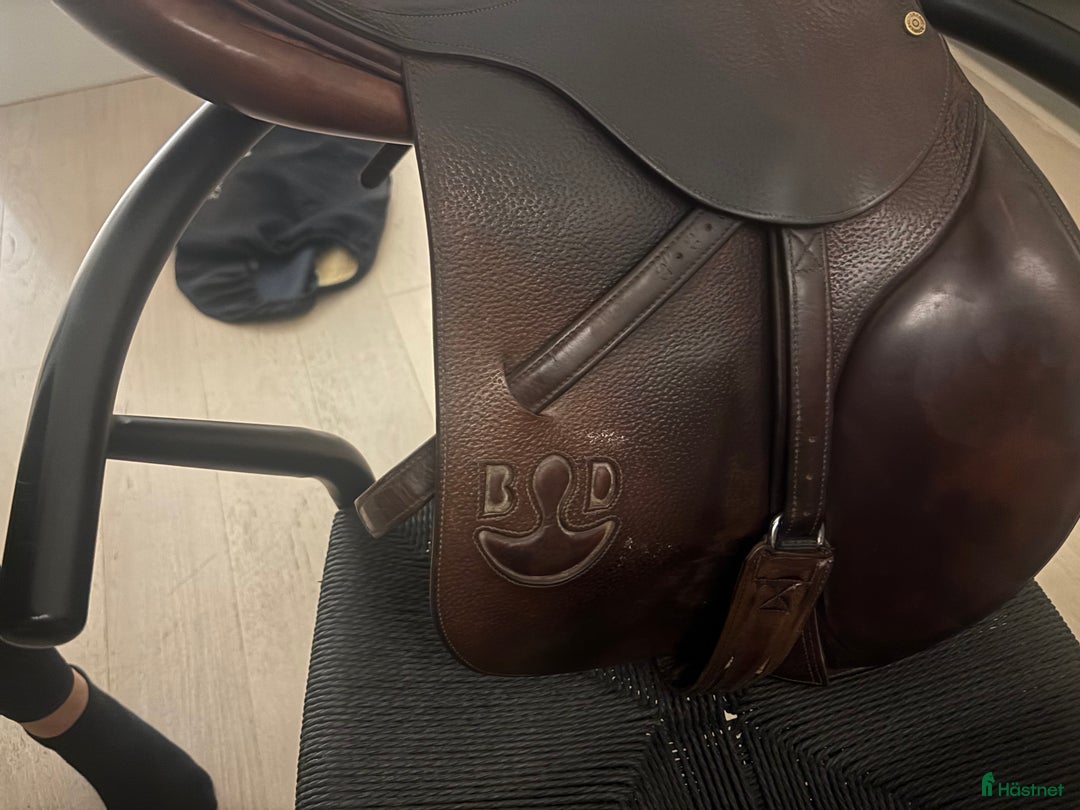 Sadlar hästutrustning till salu: Bruno Delgrange hoppsadel i Nybro - Annons 2
