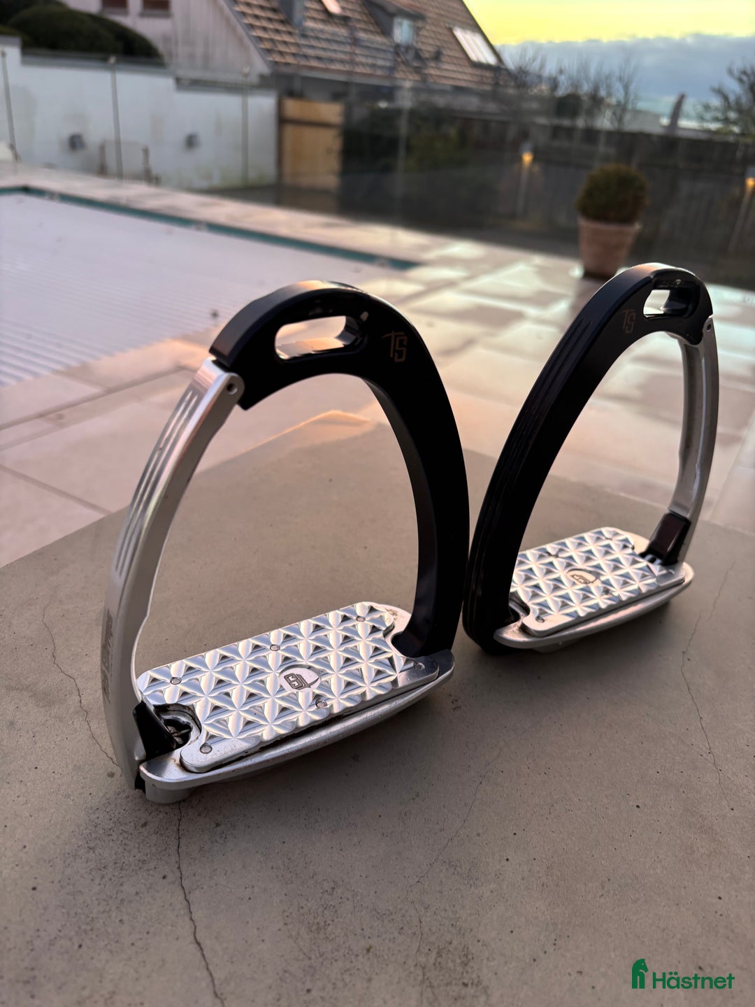 Stigbyglar hästutrustning till salu: Fina Tech Stirrups stigbyglar Svart/Silver i Viken - Annons 4