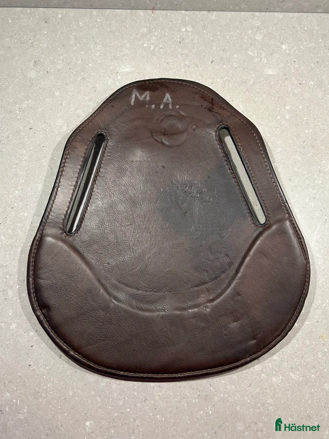Sadeltillbehör hästutrustning till salu: Magplatta för Eric Le Tixerant hoppgjord i Lidingö - Annons 2