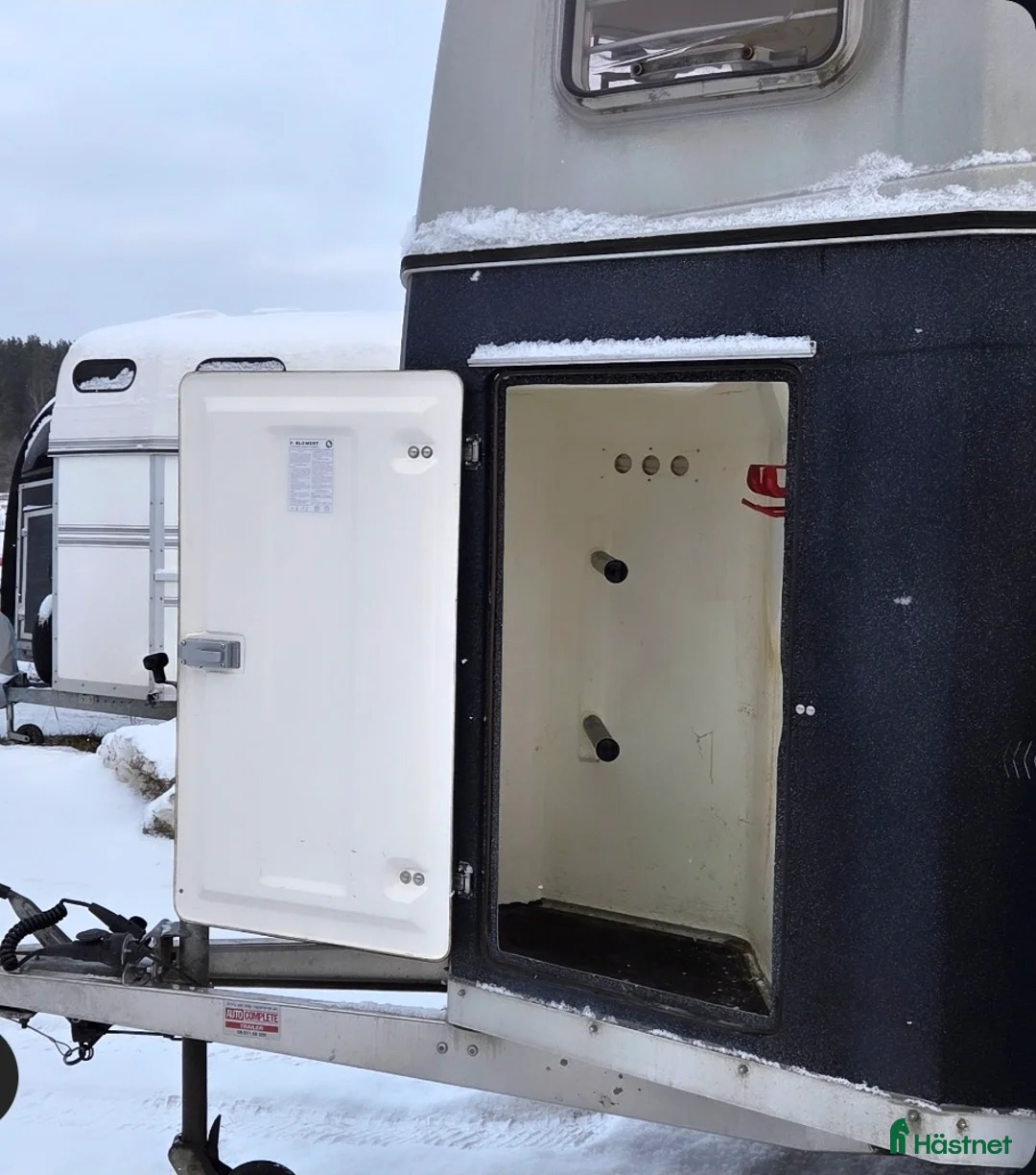 Hästtransporter  fordon & transport till salu: Blomert T2 Rubin - sadelkammare- aluminiumgolv  i Stenhamra - Annons 3