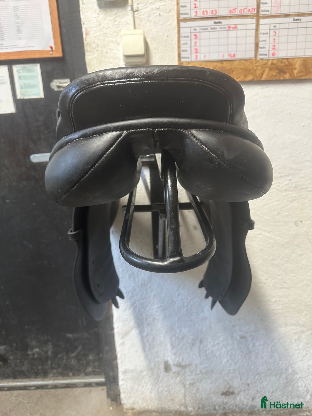 Sadlar hästutrustning till salu:  Albion legend hoppsadel 17tum  i Örebro - Annons 5