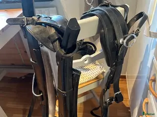 Körselar körning till salu: Nyskick Loksele m svanskappa o tömmar, stl 4 - Annons 1