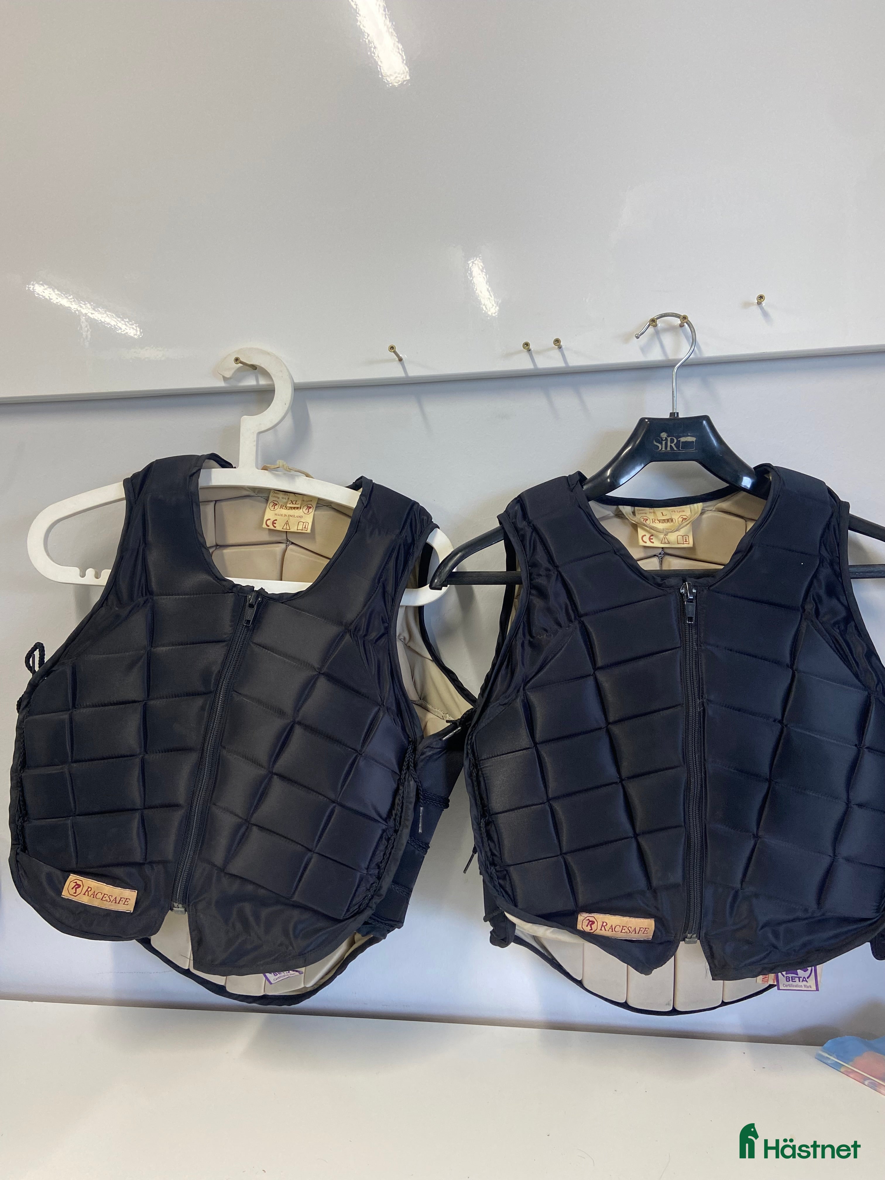 Säkerhetsvästar ryttarutrustning till salu: 2 ridvästar till salu i Tibro - Annons 24