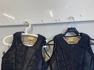 Säkerhetsvästar ryttarutrustning till salu: 2 ridvästar till salu i Tibro - Annons 6