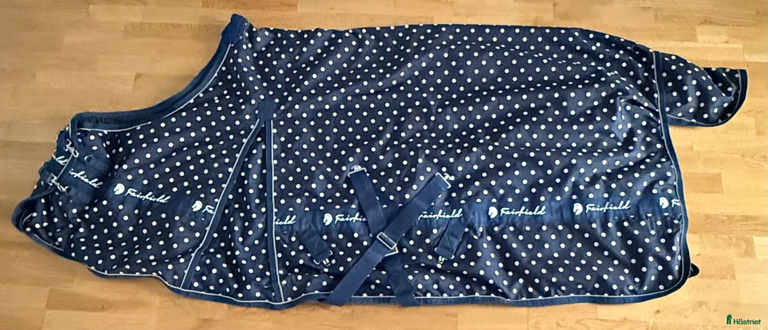 Övrig Hästutrustning hästutrustning till salu: Regntäcken, vinterdäcken, flugtäcke, grimma, mm i Vikingstad - Annons 2