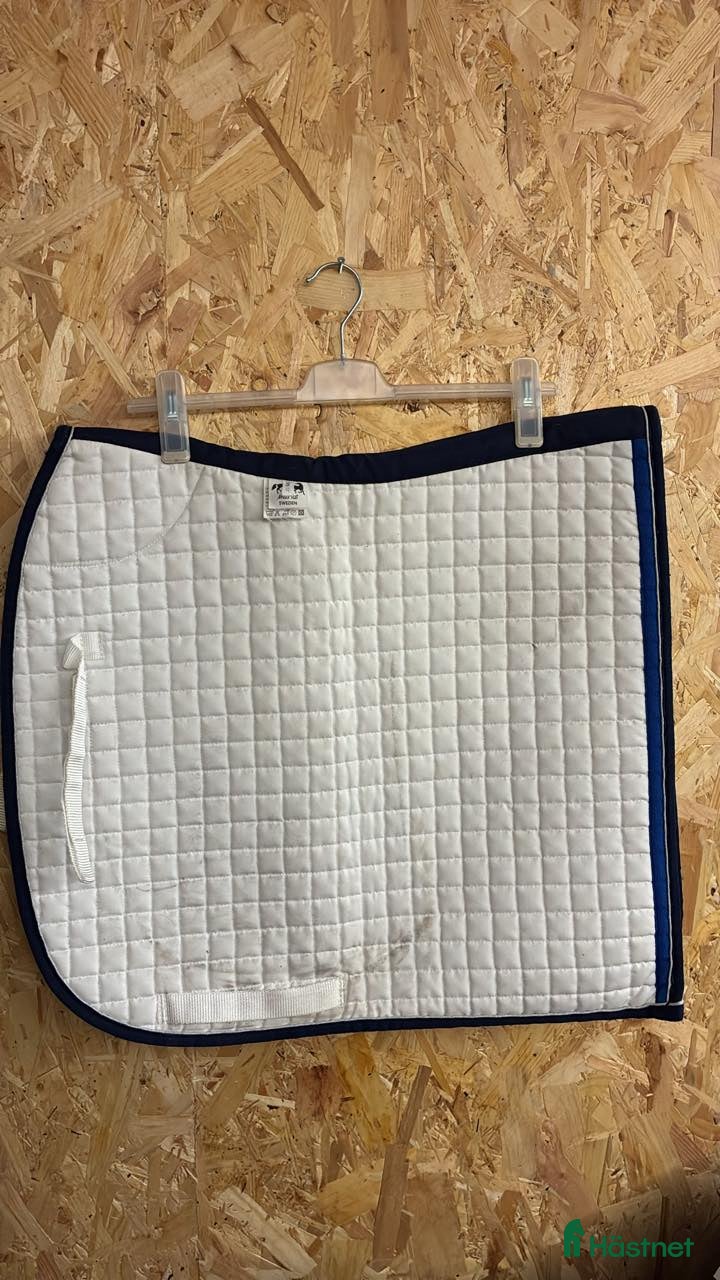 Schabrak & Vojlockar hästutrustning Mias RS dressyrschabrak Full – vitt med blå kant i Söderköping - Annons 1