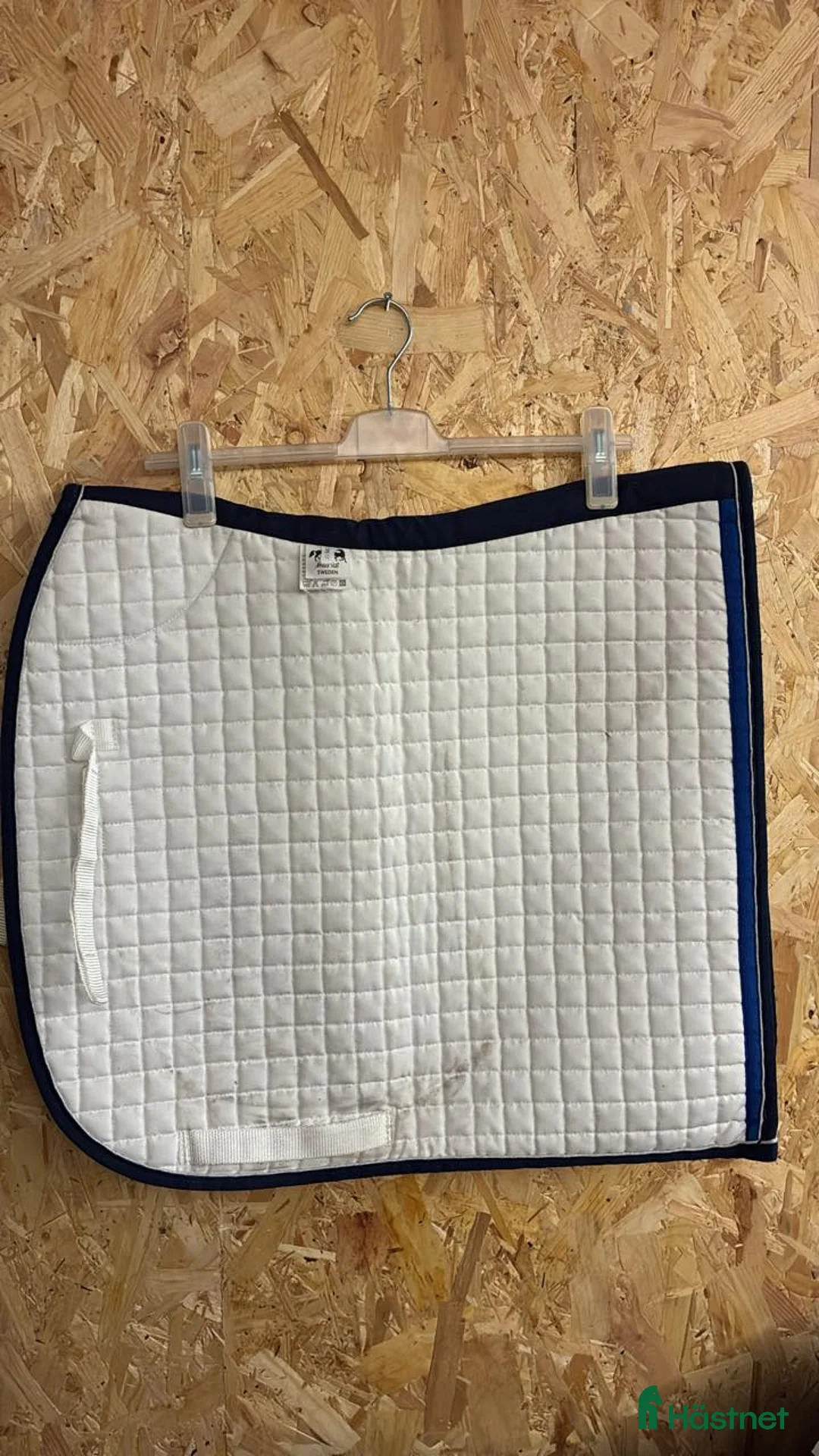 Schabrak & Vojlockar hästutrustning till salu: Mias RS dressyrschabrak Full – vitt med blå kant i Söderköping - Annons 1