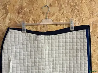 Schabrak & Vojlockar hästutrustning Mias RS dressyrschabrak Full – vitt med blå kant i Söderköping - Annons 1