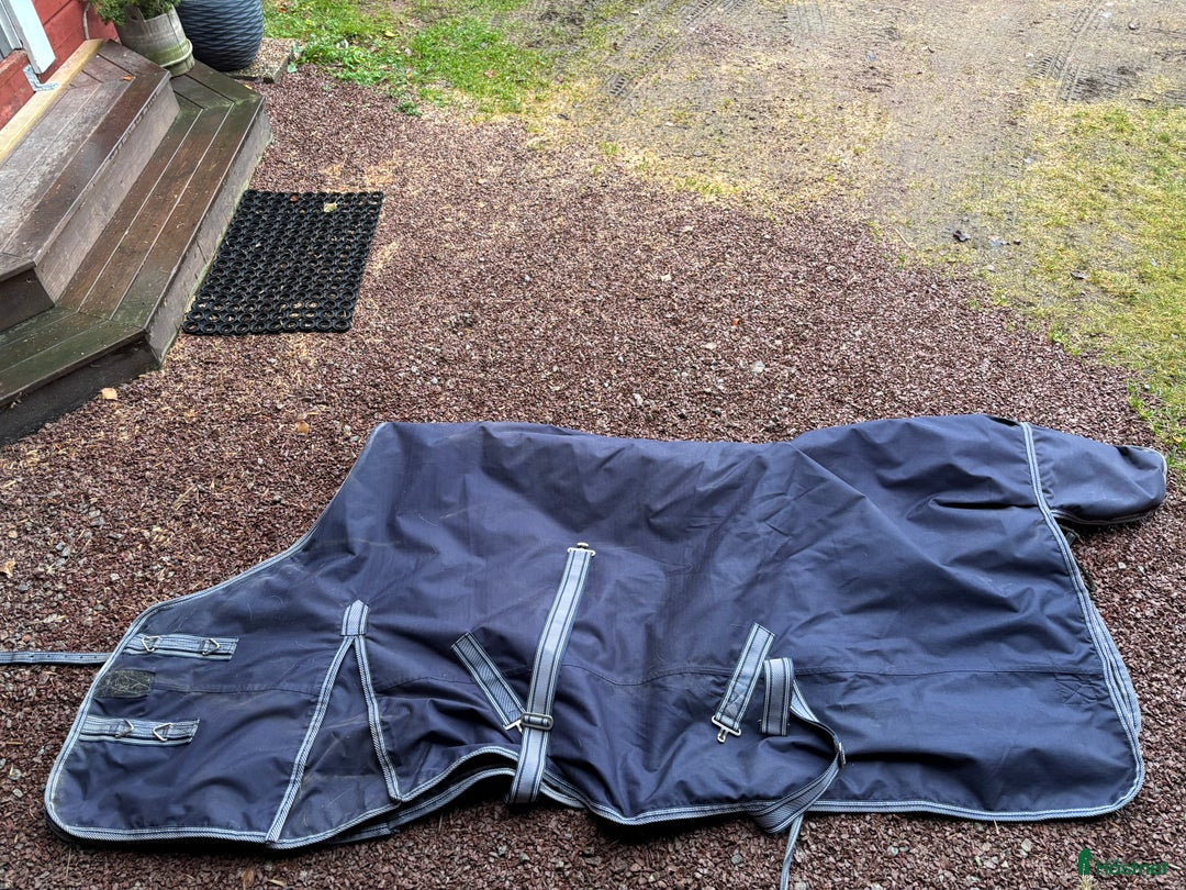 Täcken hästutrustning till salu: Vintertäcke oklart märke  i Sollerön - Annons 1