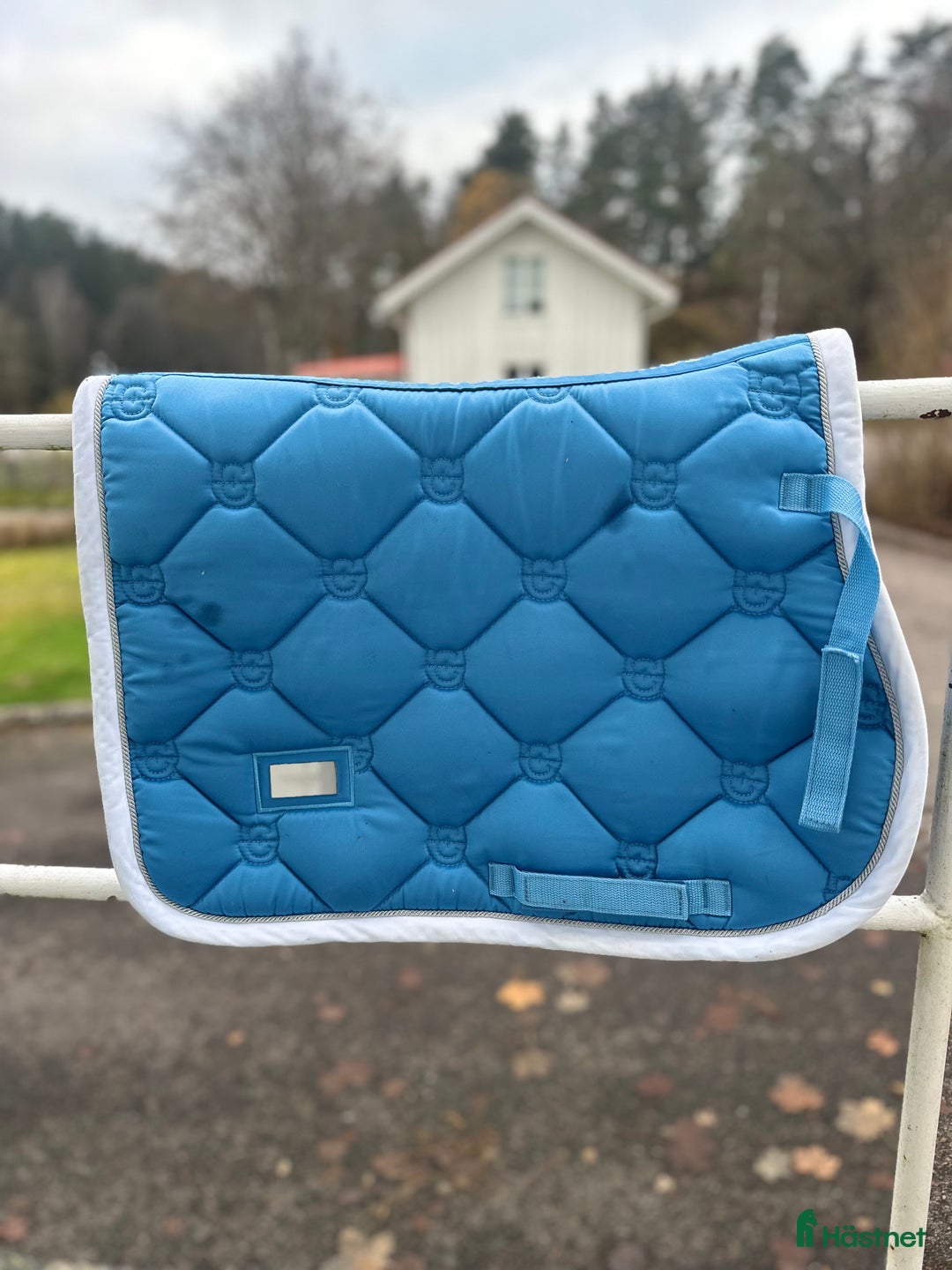 Schabrak & Vojlockar hästutrustning till salu: Fint ES schabrak💙 i Kinna - Annons 9