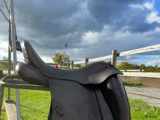 Sadlar hästutrustning till salu: Santa Cruz Malmö dressyrsadel i Blentarp - Annons 1
