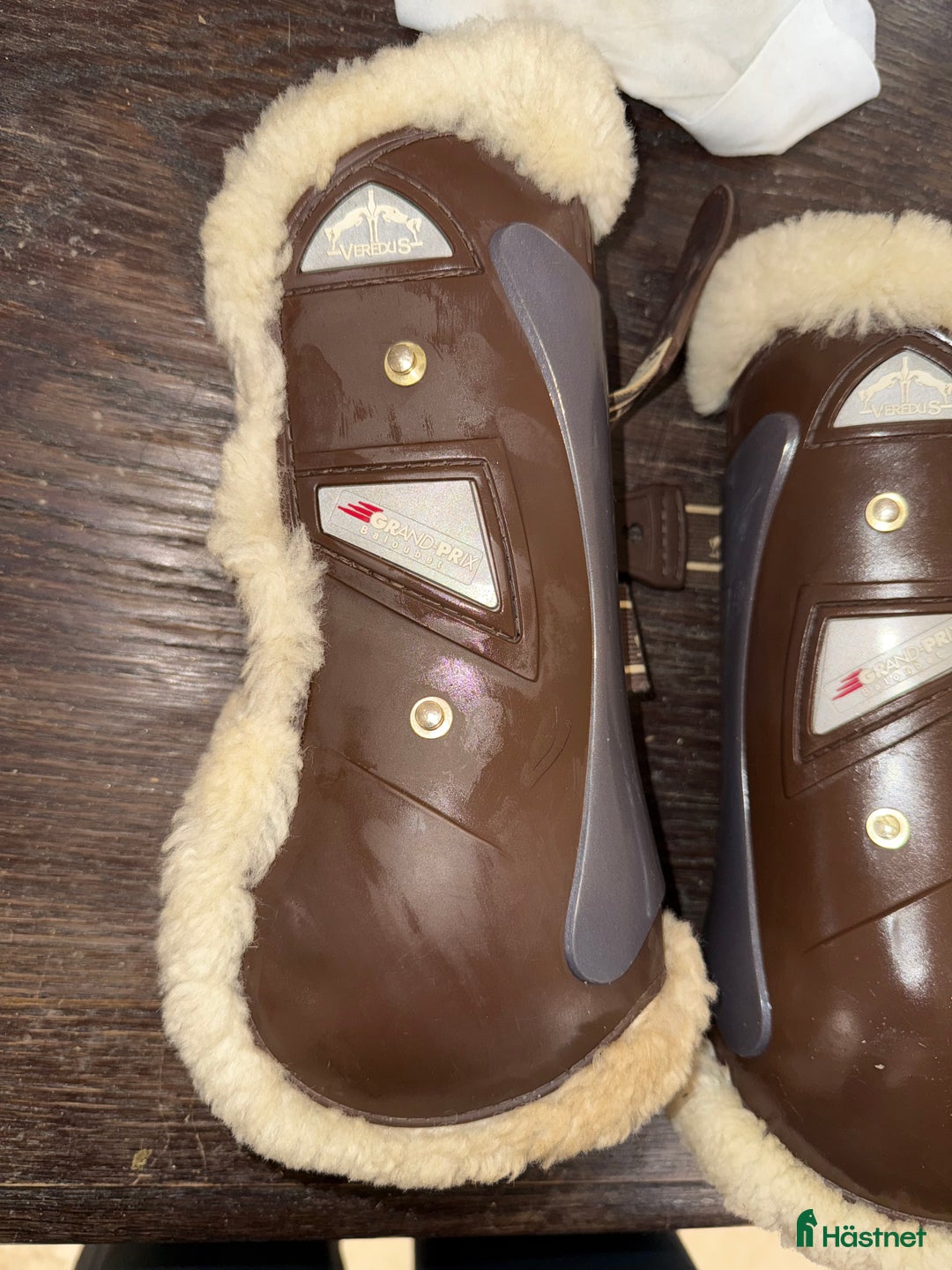 Benskydd hästutrustning till salu: Veredus skydd med fårskinn i Norrköping - Annons 2