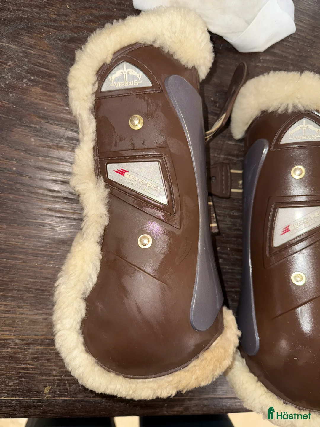 Benskydd hästutrustning till salu: Veredus skydd med fårskinn i Norrköping - Annons 2