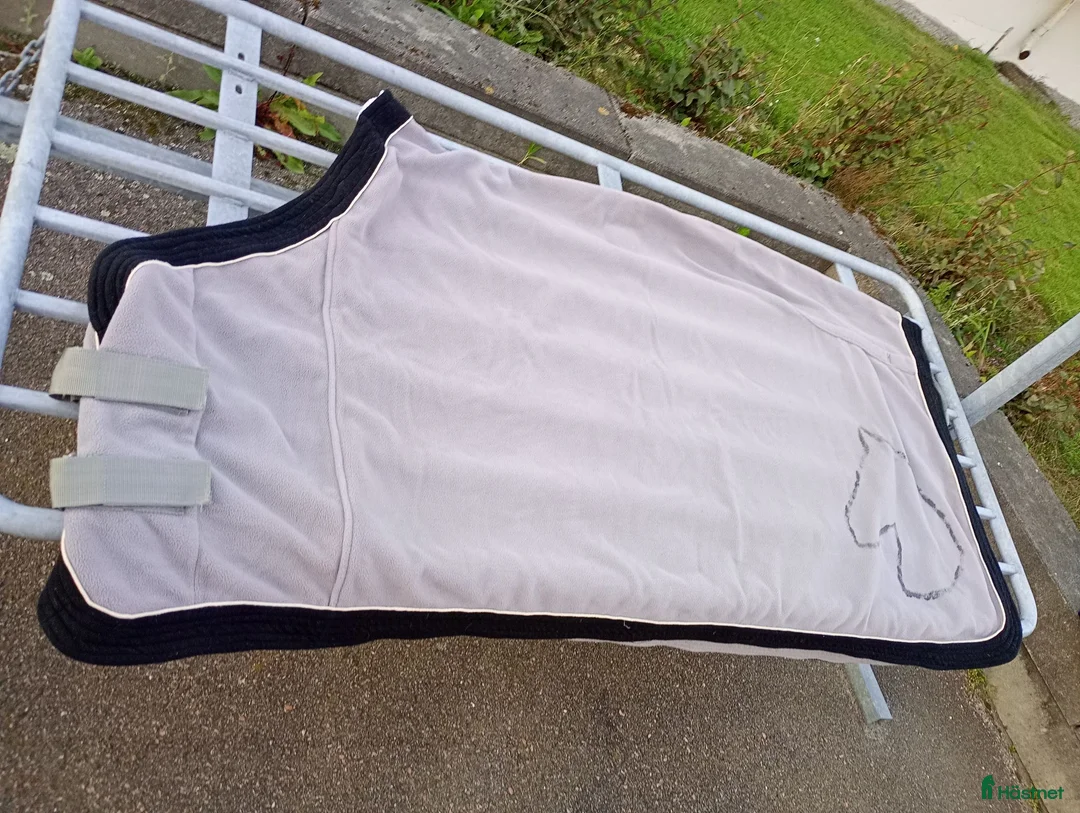 Täcken hästutrustning till salu: Fleece täcke  - Annons 2