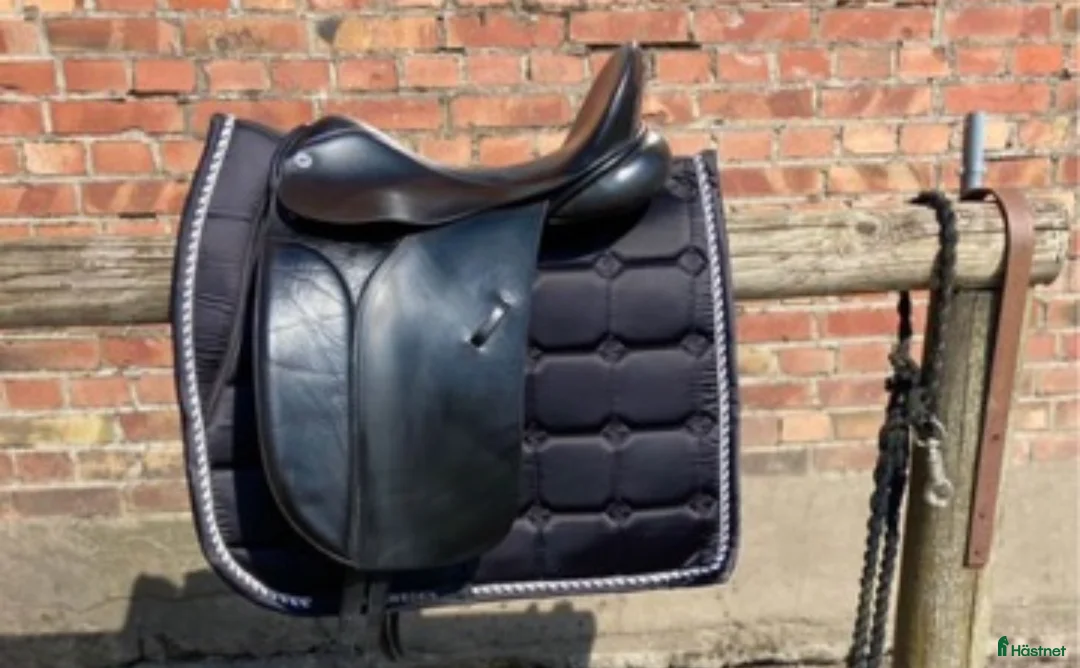 Sadlar hästutrustning till salu: Dressyrsadel cliff Barnsby 17” i Halmstad - Annons 1