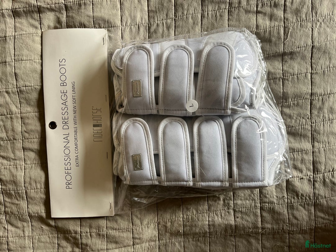 Benskydd hästutrustning till salu: Helt oanvända dressyr skydd vita  i Skurup - Annons 1