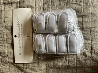 Benskydd hästutrustning till salu: Helt oanvända dressyr skydd vita i Skurup - Annons 24