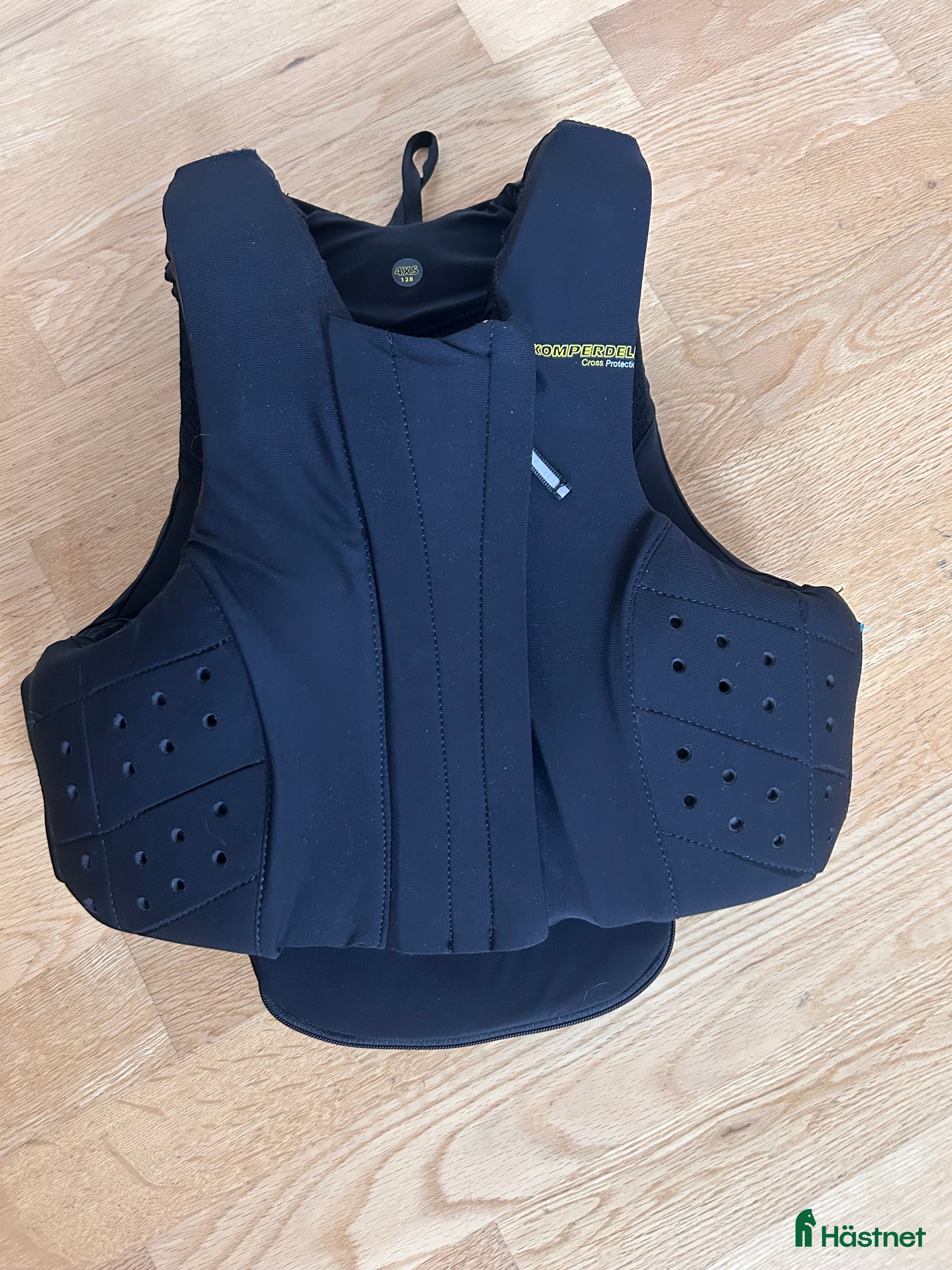 Säkerhetsvästar ryttarutrustning till salu: Säljer nyskick Komperdell säkerhetsväst i Hovås - Annons 13