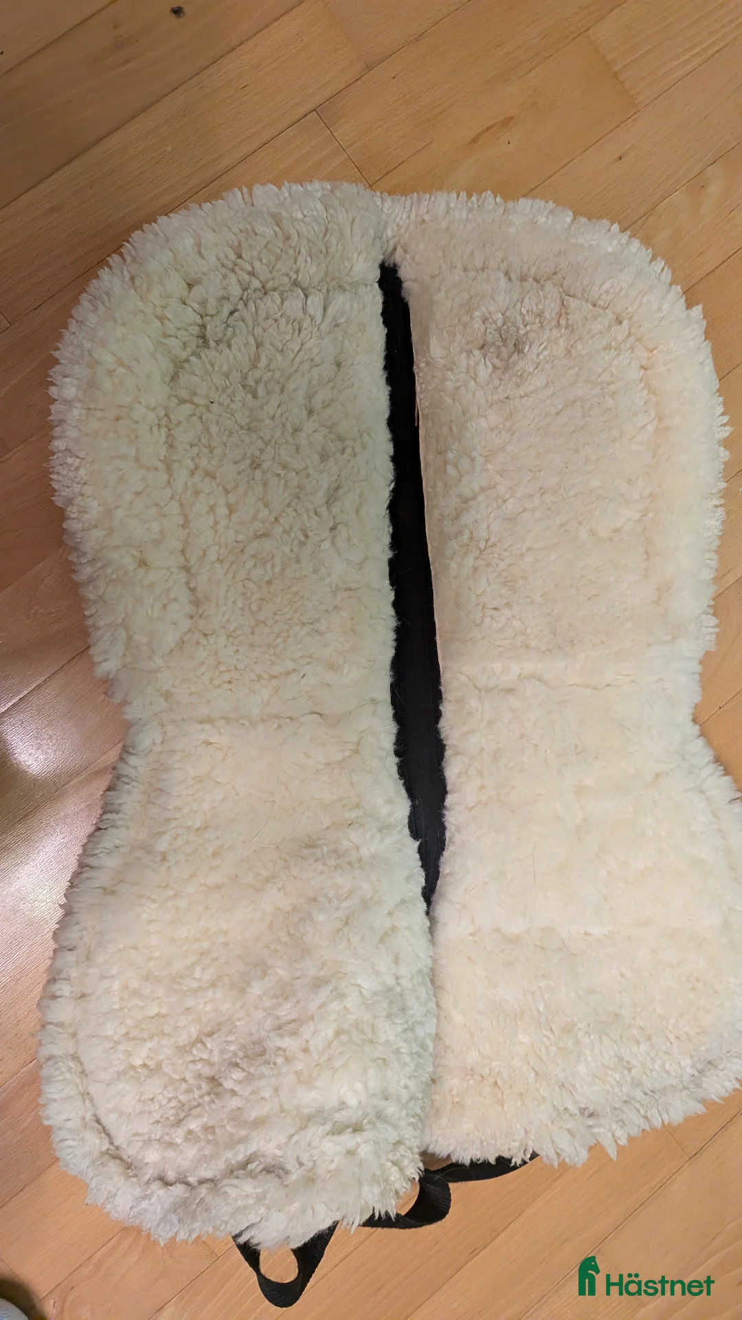 Schabrak & Vojlockar hästutrustning till salu: Pad, sadelpad Genuine sherpa  i Ärla - Annons 4