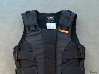 Säkerhetsvästar ryttarutrustning till salu: Airowear Teen Outlyne ridväst i Umeå - Annons 2