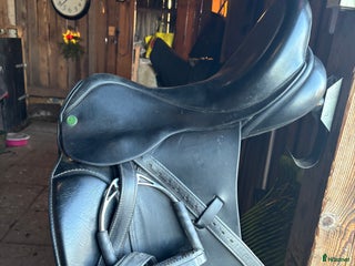 Sadlar hästutrustning till salu: Crown dressyrsadel i Kumla - Annons 2