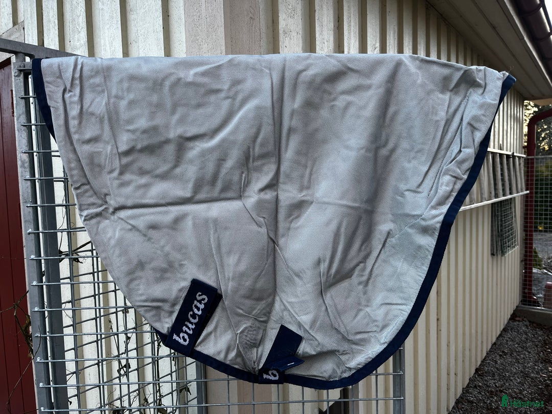 Täcken hästutrustning till salu: Bucas vintertäcke i Kvicksund - Annons 10