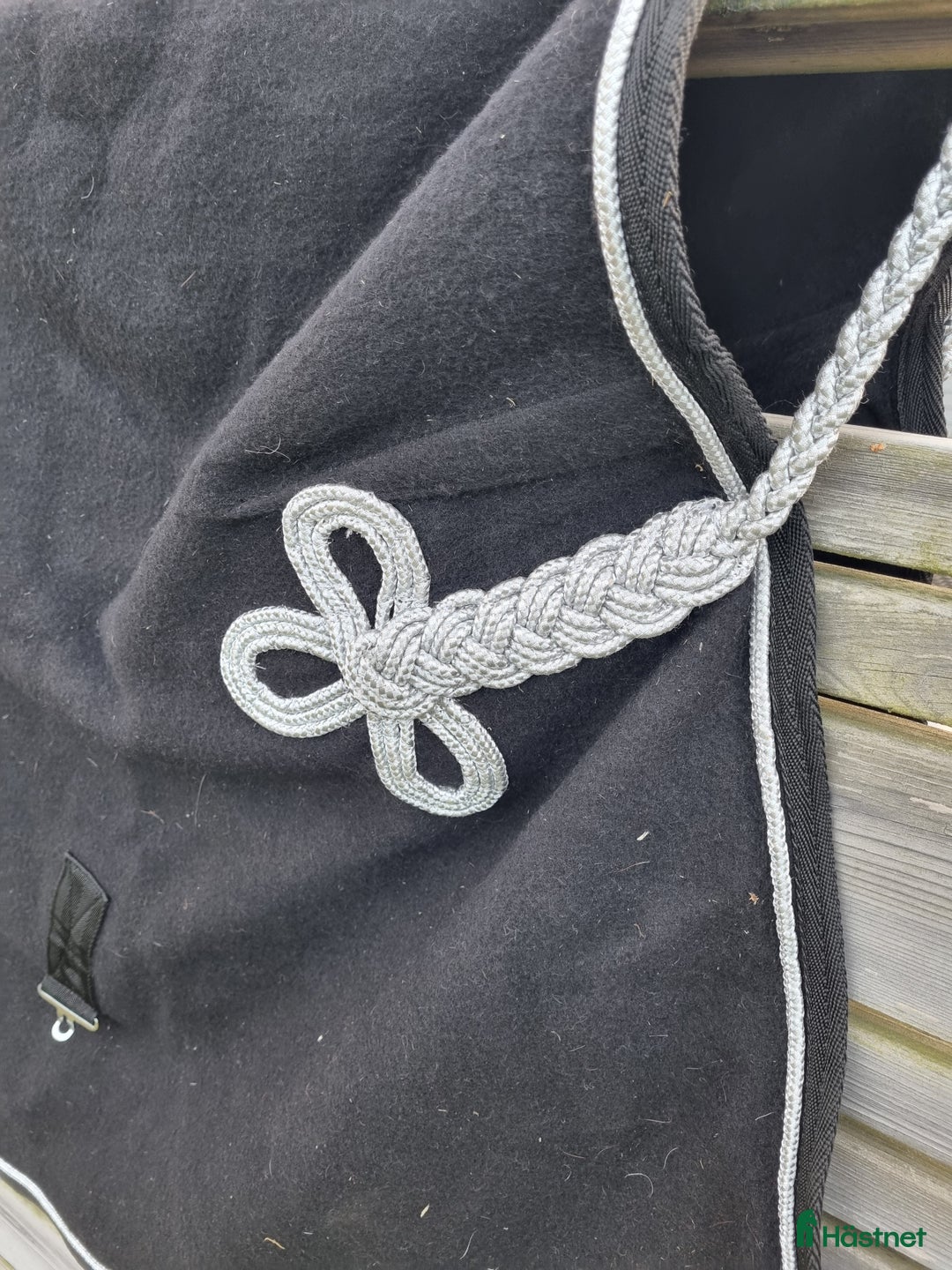 Täcken hästutrustning till salu: Ulltäcke med fina detaljer i Tvååker - Annons 2