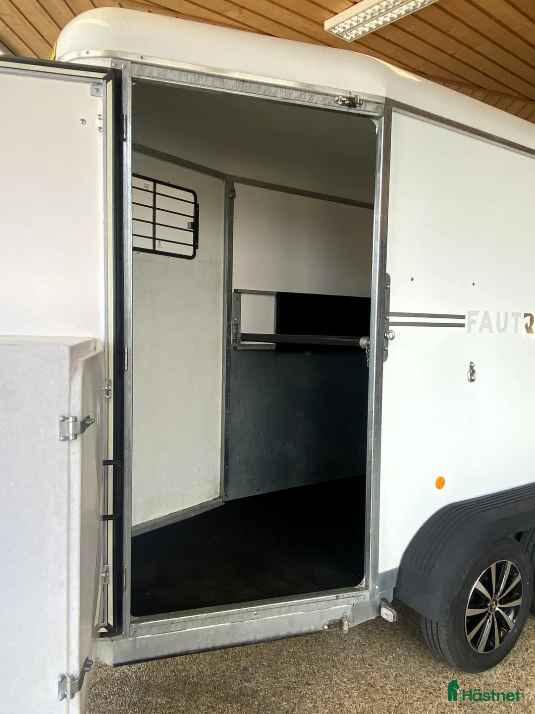 Hästtransporter  fordon & transport till salu: 1,5-hästars Fautras AidSystem+sadelskåp - Annons 1