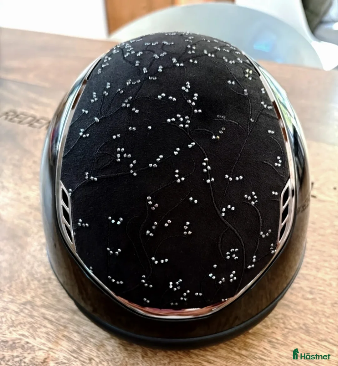 Hjälmar ryttarutrustning till salu: Miss Shield 2.0 Shadow Glossy Black - Annons 3