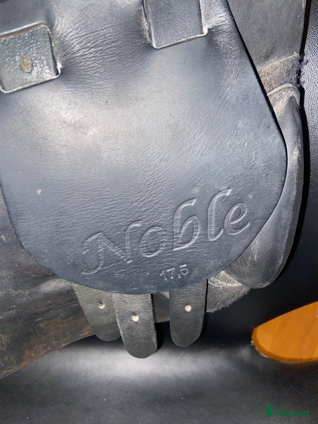 Sadlar hästutrustning till salu: Välvårdad Globus Noble 17,5. Medium/wide i Karlstad - Annons 2