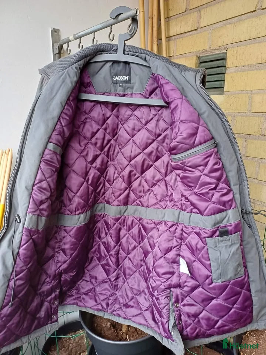 Jackor & Kavajer ryttarutrustning till salu: Bortskänkes stall/rid jacka stl xs Jacson - Annons 3