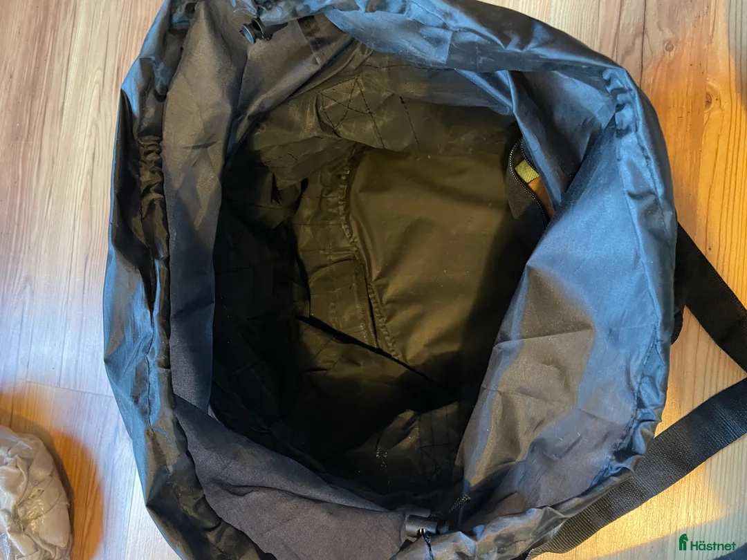 Övrig Hästutrustning hästutrustning till salu: Oanvänd ryktväska från fairfield i Rättvik - Annons 4