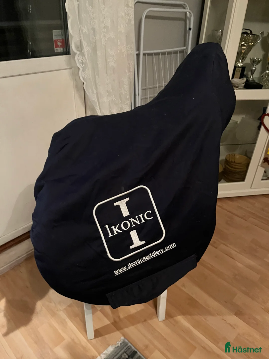 Sadlar hästutrustning till salu: Ikonic light hoppsadel till salu i Strömstad  - Annons 1