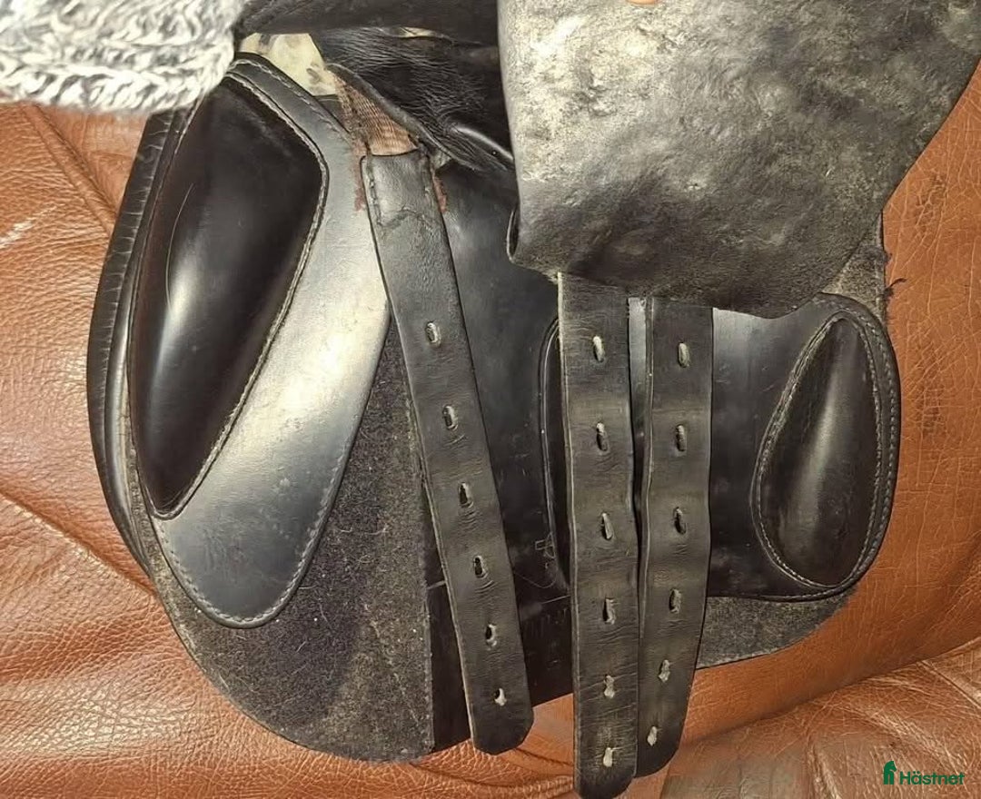 Sadlar hästutrustning till salu: Prestige pony hoppsadel 15 tum 34 i vidd i Söderåkra - Annons 3