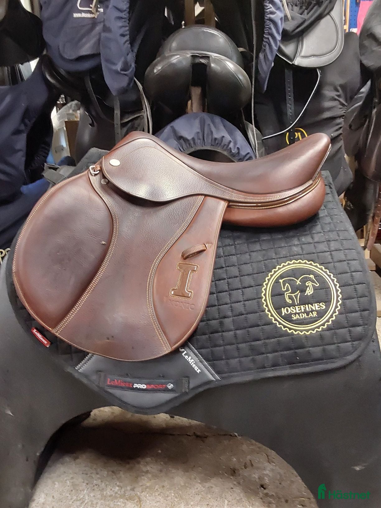 Sadlar hästutrustning till salu: Ikonic i Töreboda - Annons 24