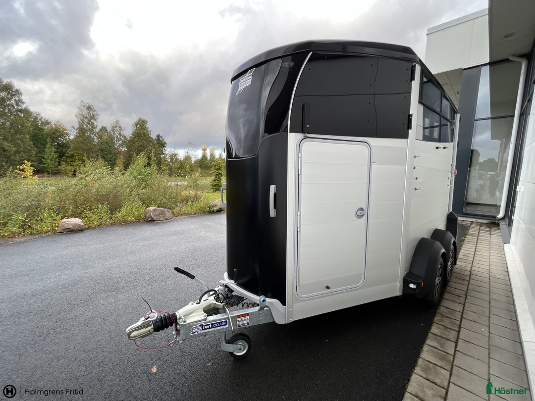Hästtransporter  fordon & transport till salu: Släp för 2 stora hästar med överluckor i Växjö - Annons 2