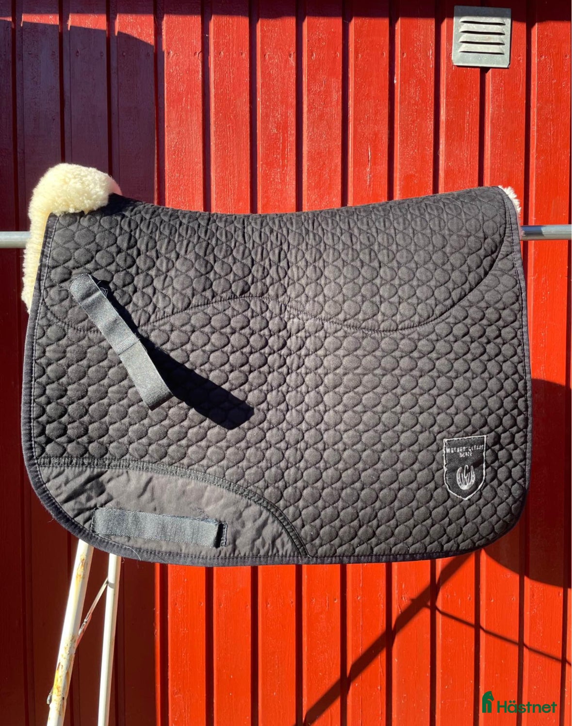 Schabrak & Vojlockar hästutrustning till salu: Schabrak med äkta fårskinn chris i Göteborg - Annons 5