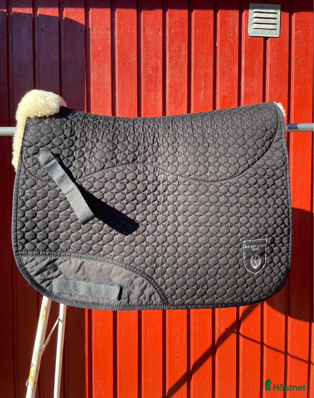 Schabrak & Vojlockar hästutrustning till salu: Schabrak med äkta fårskinn chris i Göteborg - Annons 1