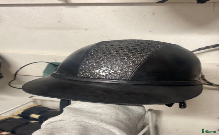 Hjälmar ryttarutrustning till salu: Snygg Charles Owen hjälm i Bergkvara - Annons 8