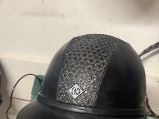 Hjälmar ryttarutrustning till salu: Snygg Charles Owen hjälm i Bergkvara - Annons 1