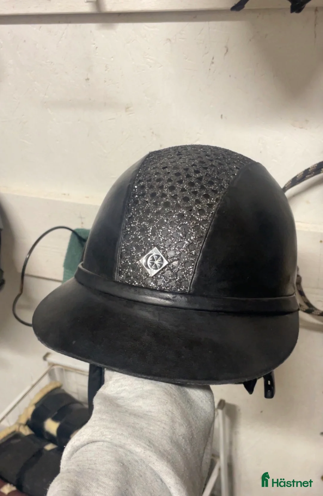 Hjälmar ryttarutrustning till salu: Snygg Charles Owen hjälm i Bergkvara - Annons 1