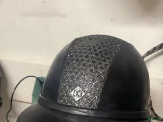 Hjälmar ryttarutrustning till salu: Snygg Charles Owen hjälm i Bergkvara - Annons 24