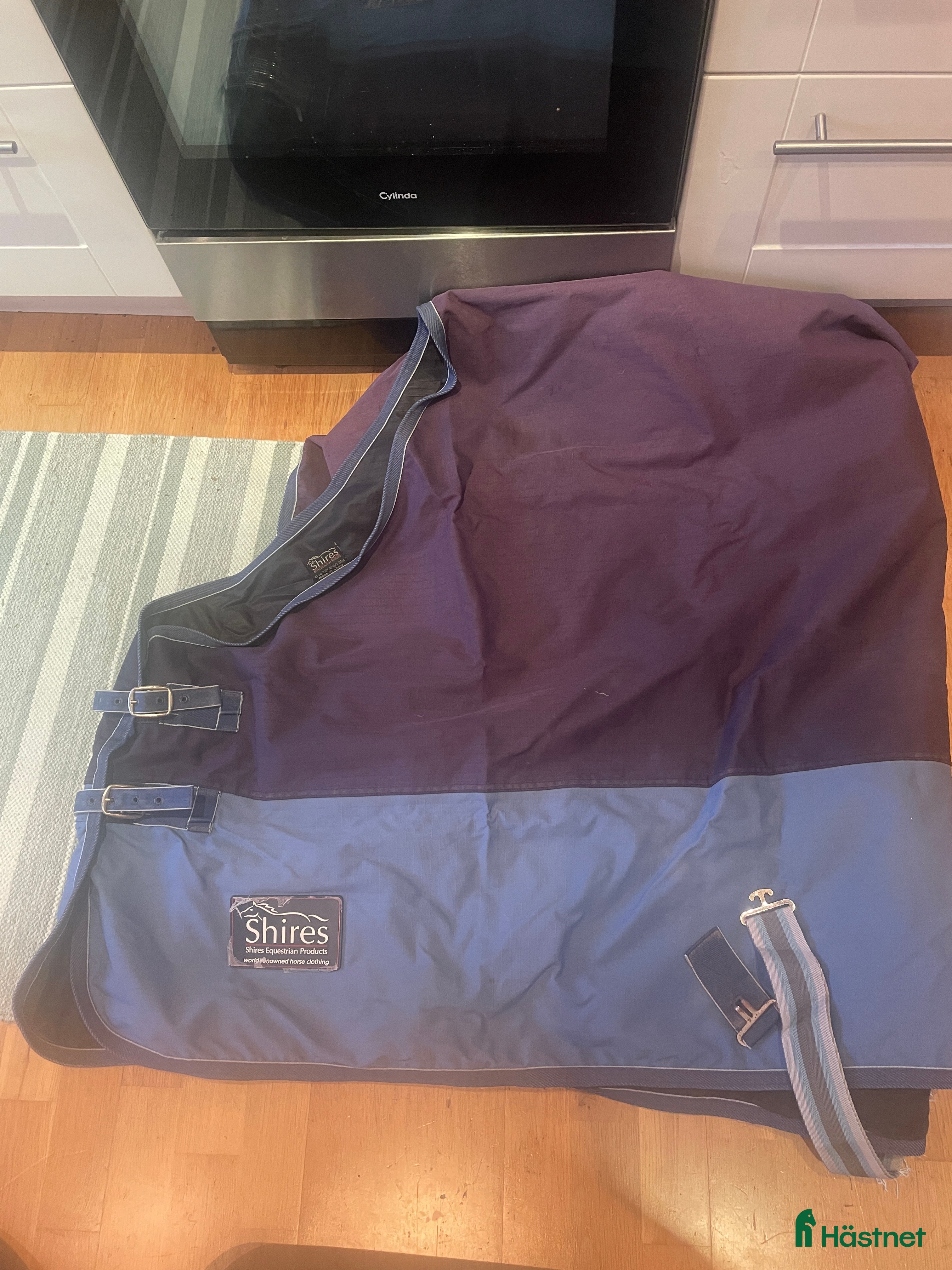 Täcken hästutrustning till salu: Shires överdragstäcke i Rosersberg - Annons 3