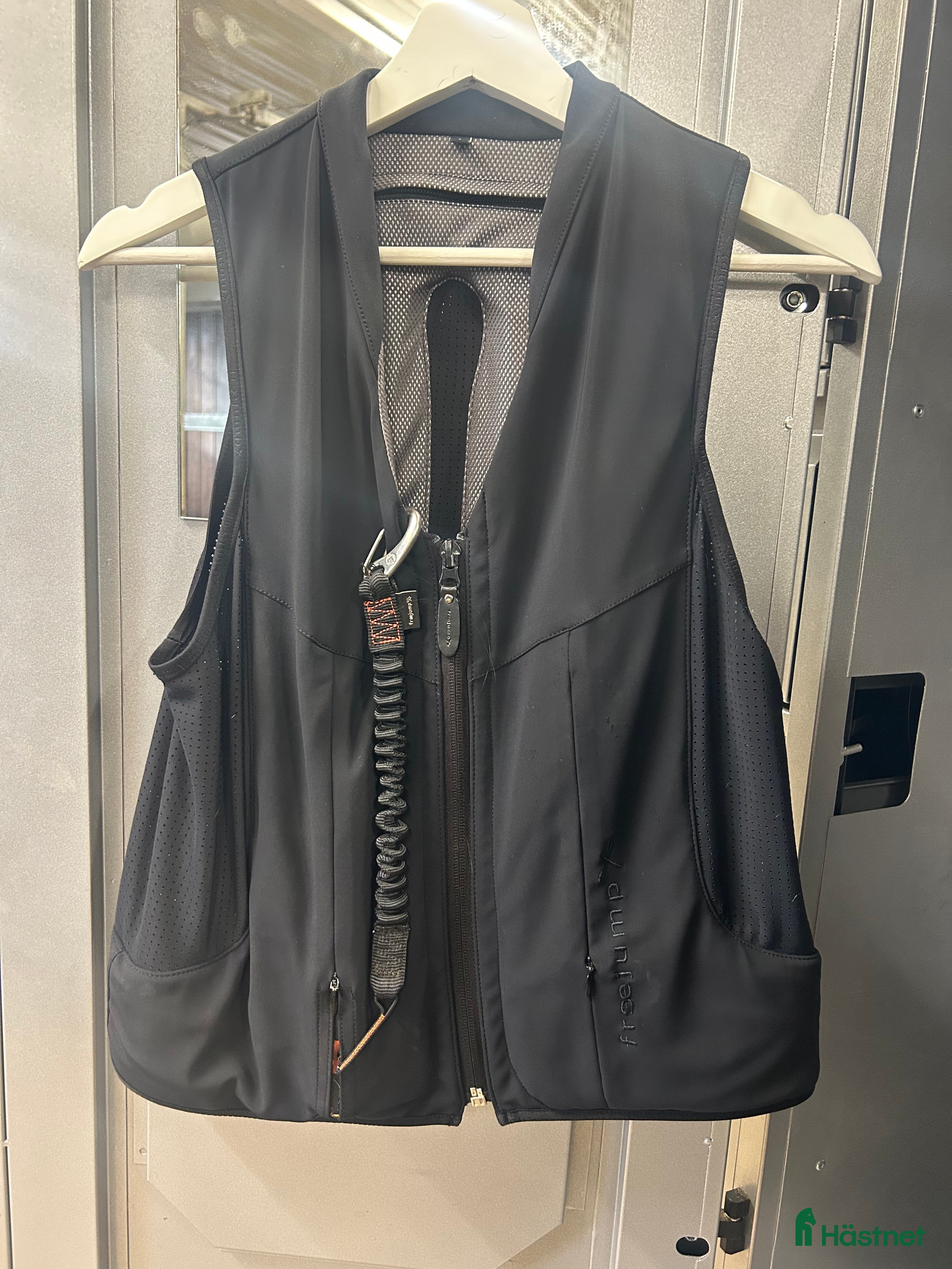 Säkerhetsvästar ryttarutrustning till salu: Freejump airbag väst  i Älmeboda - Annons 17